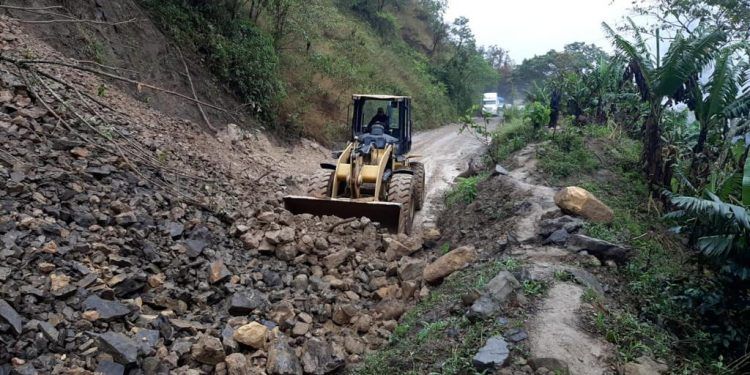 Trabajan en liberación de camino en Carretera Interserrana afectada por lluvias