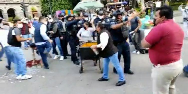 Dos policías salen lesionados durante retiro de ambulantes del Zócalo 