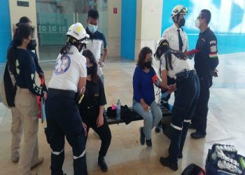 Dos mujeres lesionadas deja la caída de plafón en Cinemex Las Torres