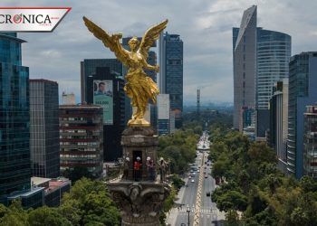 Inbal retira consignas de estudiantes de la ENAH en el Ángel de la Independencia