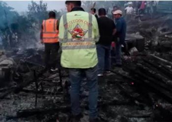 Incendio en vivienda de Huauchinango deja dos familias damnificadas 