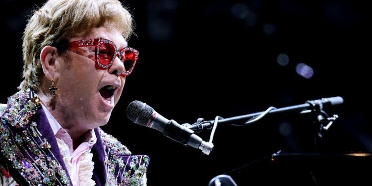 Elton John da positivo a COVID y suspende gira