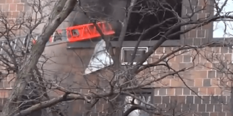 Mueren 19 personas, entre ellas nueve niños, tras incendio en El Bronx, Nueva York