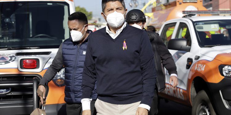 Continúa búsqueda de personas atrapadas en zona de explosión en Puebla