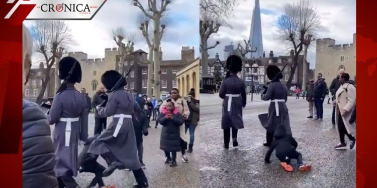Guardia de la reina Isabel II tira a niño y causa polémica en redes (VIDEO)