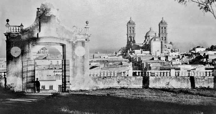 IN MEMORIAM / DESDE DENTRO DEL ATRIO