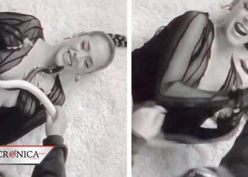 Cantante Maeta intenta grabar clip con serpientes y una la muerde en el rostro