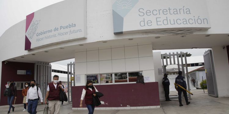 Anuncian logística para la aplicación del refuerzo en docentes de Puebla