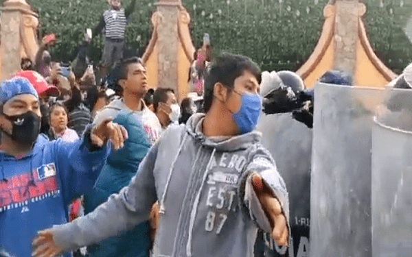Enfrentamiento entre pobladores y policía en Zinacatepec por cobro del DAP