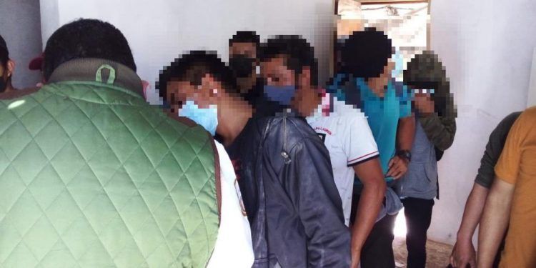 Agentes hallan a 65 migrantes en casa de seguridad en Tepanco de López