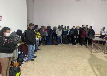 Más de 300 migrantes son hallados hacinados en un tráiler en Veracruz