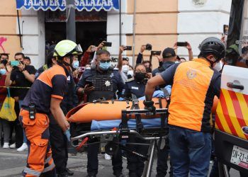 Rescatan a mujer que cayó en alcantarilla en el Centro Histórico 