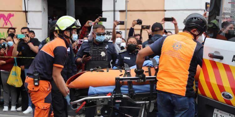 Rescatan a mujer que cayó en alcantarilla en el Centro Histórico 