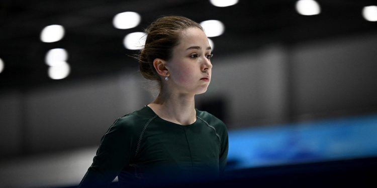 Kamila Valieva, la primera mujer que logró un salto cuádruple, dio positivo en una prueba de dopaje