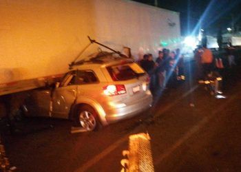 Joven muere al impactar su camioneta con tráiler en el Periférico 
