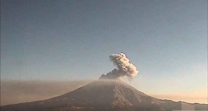 Popocatépetl emite fumarola; prevén caída de ceniza    