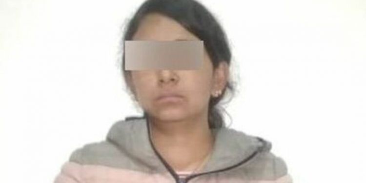 Detienen en Chignahuapan a mujer que presuntamente custodiaba huachicol