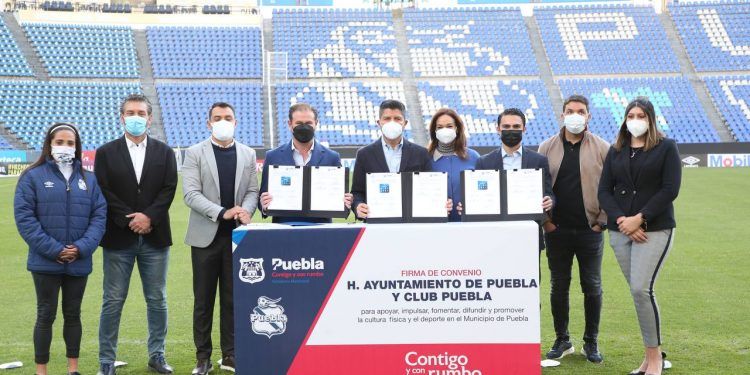 Ayuntamiento y Club Puebla firman convenio de colaboración