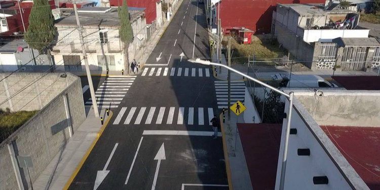 Eduardo Rivera entrega pavimentación de la calle Colorines en Santa Catarina Coatepec