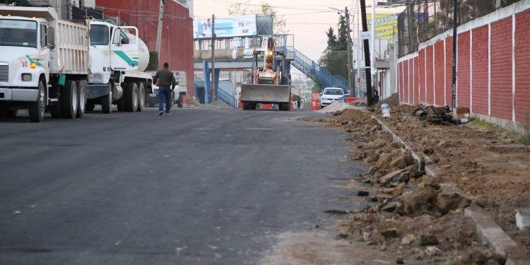 Eduardo Rivera supervisa trabajos de rehabilitación de la calle 55 Sur