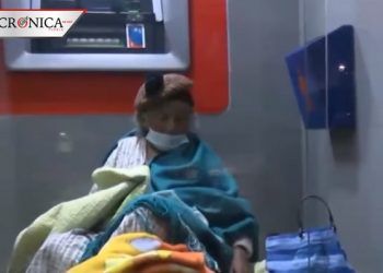 Abuelita conmueve a redes por dormir en la calle para esperar regreso de su hijo