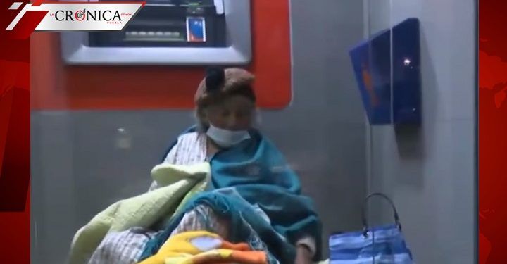 Abuelita conmueve a redes por dormir en la calle para esperar regreso de su hijo