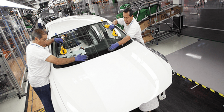 Industria automotriz arranca 2022 con escenario variable