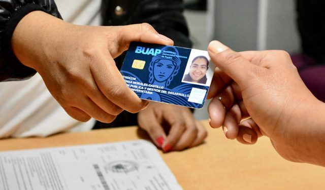 Inicia BUAP entrega de 56 mil credenciales a estudiantes de matrícula 2020 y 2021