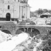 IN MEMORIAM / BAJO EL PUENTE MÁS ANTIGUO