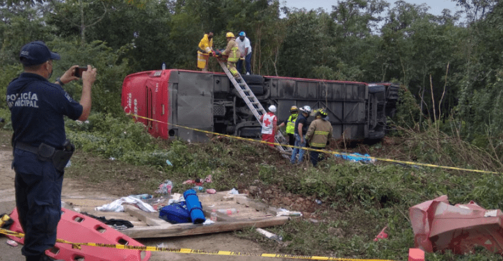 Nueve muertos deja choque de autobús turístico y camión de volteo en Cancún