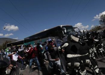 Normalistas de Ayotzinapa «avientan» tráiler a elementos de la Guardia Nacional en caseta 