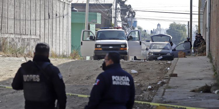 Hallan cadáver encajuelado en Momoxpan