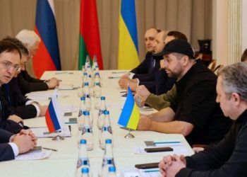 Ucrania y Rusia inician ronda de negociaciones para acabar conflicto