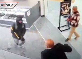 Dueño de joyería frustra robo al encarar con pistola a ladrones (VIDEO)