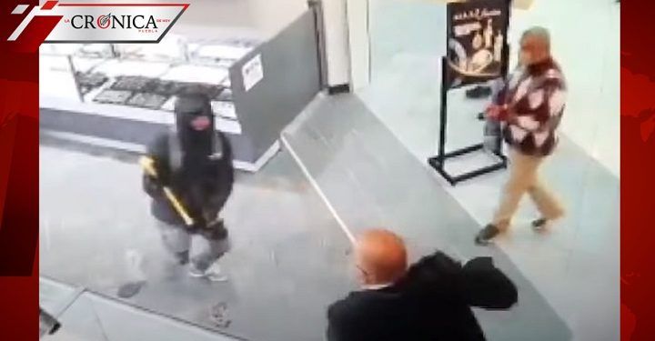 Dueño de joyería frustra robo al encarar con pistola a ladrones (VIDEO)