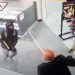 Dueño de joyería frustra robo al encarar con pistola a ladrones (VIDEO)