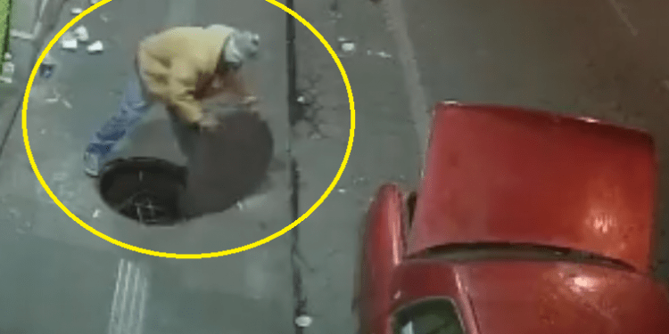 VIDEO: Captan a sujeto que roba las tapas de registros en el centro de Puebla