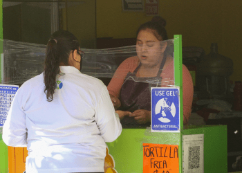 Los salarios de ellas, 14% en inferioridad