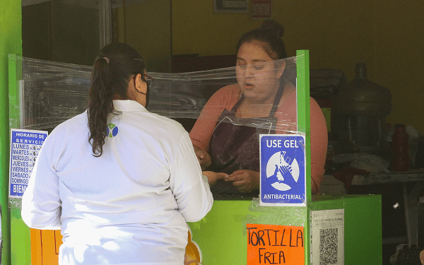 Los salarios de ellas, 14% en inferioridad