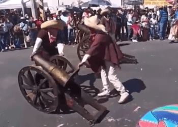Hombre pierde la mano al estallarle un cañon en el Carnaval de Huejotzingo