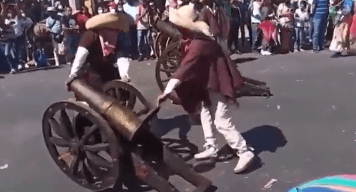 Hombre pierde la mano al estallarle un cañon en el Carnaval de Huejotzingo
