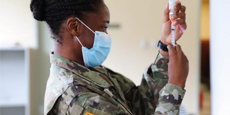 Ejército de EE.UU. da de baja a soldados que rechazan vacuna Covid-19