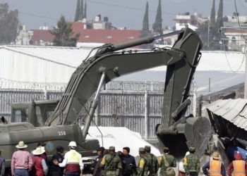Urge Barbosa a reconstruir viviendas de damnificados