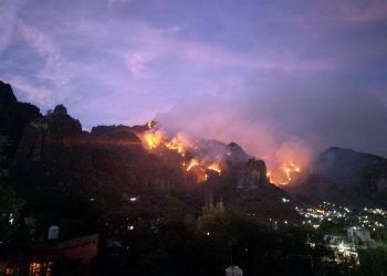 Sujeto drogado provoca incendio en el cerro del Tepozteco, Morelos