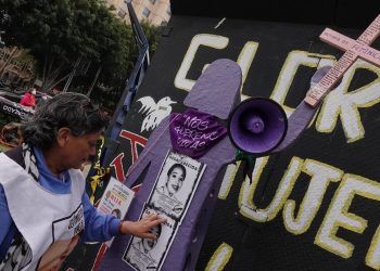 Feministas cumplen jornada colectiva en monumento de Ciudad de México