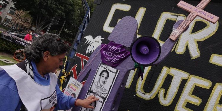 Feministas cumplen jornada colectiva en monumento de Ciudad de México