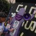 Feministas cumplen jornada colectiva en monumento de Ciudad de México