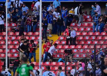 Riña en el Querétaro vs Atlas deja 22 heridos; dos están graves