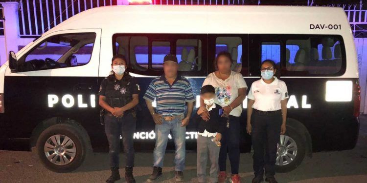 Padres olvidan a su hijo en escuela de San Ramón; policías lo resguardan 