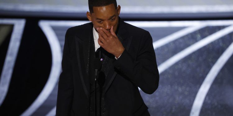 Will Smith ofrece disculpas a Chris Rock por bofetada en los Óscar